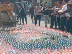 Jelang Nataru, Polres Jombang Musnahkan 3.627 Botol Miras