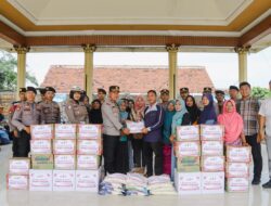 Peduli Korban Puting Beliung, Polres Jombang Salurkan Bantuan Sembako Kepada Masyarakat