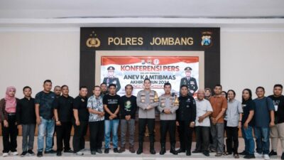Kapolres Jombang bersama awak media dalam konferensi pers anev akhir tahun 2024