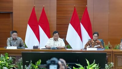 Presiden Prabowo Subianto menyampaikan keterangan persnya di Kantor Kementerian Keuangan Jakarta, pada Selasa, 31 Desember 2024