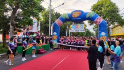 Pj Bupati Jombang, Teguh Narutomo memberangkatkan perserta Oxy Fun Run 2025 pad Minggu (5/1/2024)