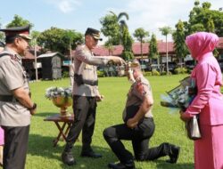 Tradisi Siraman Kembang Iringi Kenaikan Pangkat 68 Anggota Polis