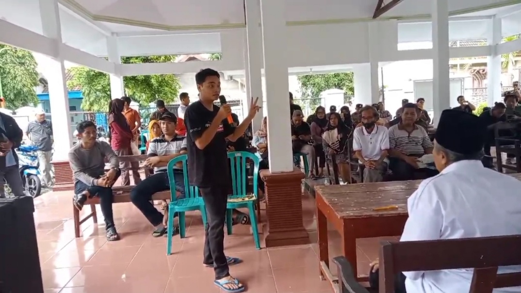 Mediasi warga dengan pengelola peternakan kambing di balai Desa Rejoagung Kec Ploso Kab Jombang, Rabu (8/1/2025)