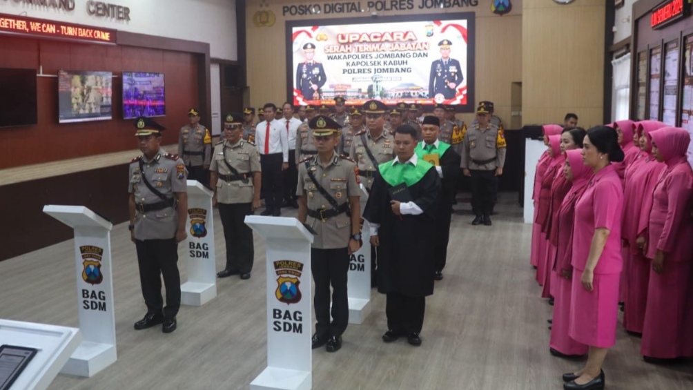 Kapolres Jombang AKBP Eko Bagus Riyadi memimpin Setijab Wakapolres dan Kapolsek Kabuh di gedung JCC Mapolres Jombang Selasa (7/1/2025)