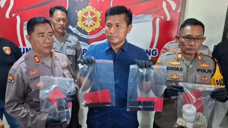 Satreskrim Polres Jombang saat memperlihatkan barang bukti pembunuhan di Barbershop Jumat (10/1/2025)