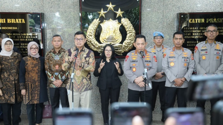konferensi Kepala BPOM, Taruna Ikrar, bersama Kapolri Jenderal Listyo Sigit Prabowo di Mabes Polri, Jakarta Selatan, Jumat (10/1/2025)