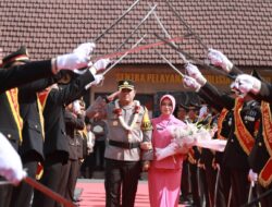 Tradisi Pedang Pora Iringi Penyambutan dan Pelepasan Kapolres Jombang