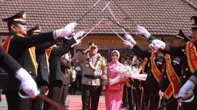 Tradisi Pedang Pora Iringi Penyambutan dan Pelepasan Kapolres Jombang