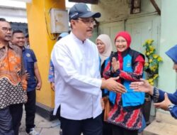 Mensos Gus Ipul Berikan Bantuan Lansia di Sidoarjo