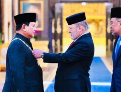 Presiden Prabowo Dianugerahi Tanda Kehormatan Darjah Kerabat Johor di Malaysia