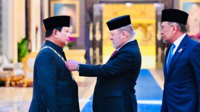 Presiden Prabowo Dianugerahi Tanda Kehormatan Darjah Kerabat Johor di Malaysia