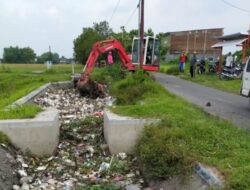 Kolaborasi Dinas PUPR Jombang Dan DLH Bersihkan Sampah TPS Hingga Saluran Air