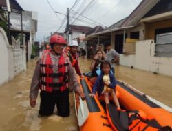 Tim Gabungan Evakuasi Warga Terdampak Banjir di Bantaran Kali Ciliwung
