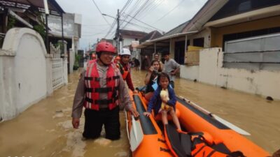 Tim Gabungan Evakuasi Warga Terdampak Banjir di Bantaran Kali Ciliwung