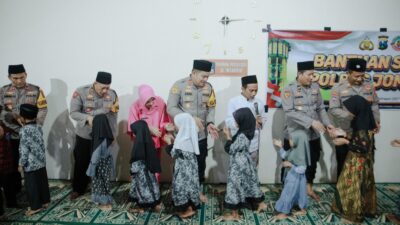 Kapolres Jombang, AKBP Ardi Kurniawan, SH., S.I.K., CPHR., Bersama Pejabat Utama melakukan baksos dan buka puasa bersama anak yatim dan santri di Pondok pesantren Al Munawwir Rabu (5/3/2025)