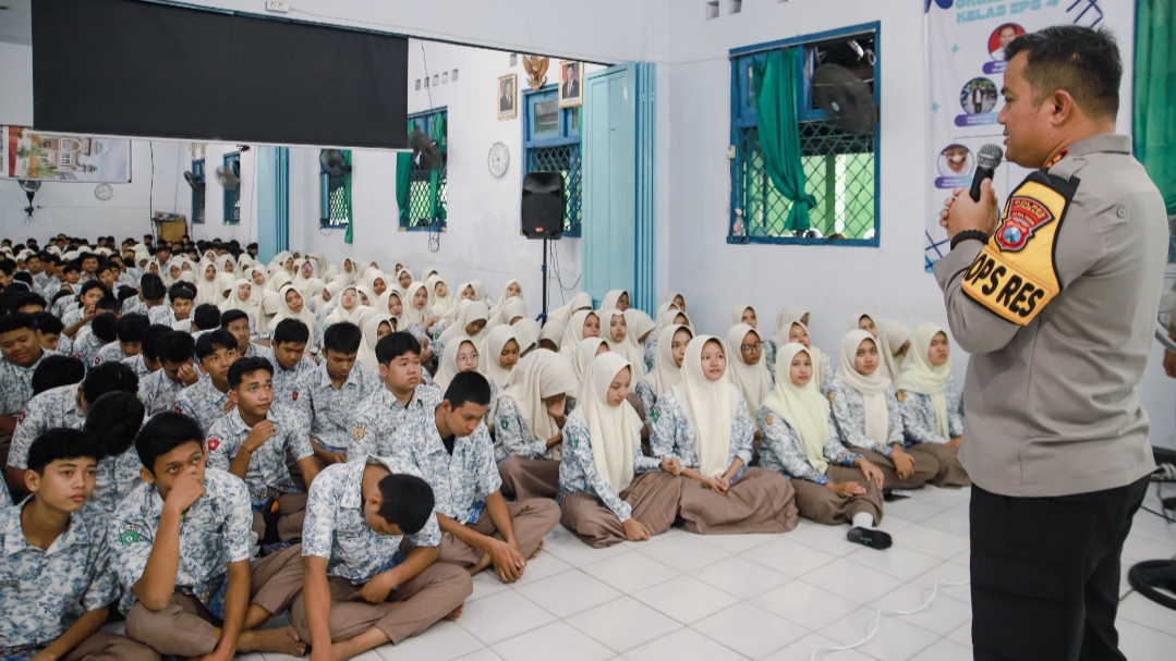 Kapolres Jombang AKBP Ardi Kurniawan memberikan penyuluhan dengan materi bullying serta kenakalan remaja di SMAN 1 Jombang Kamis (6/3/2025)