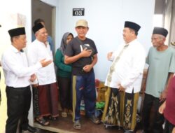 Bupati Warsubi Serahkan Kunci Huntara Korban Longsor Sambirejo