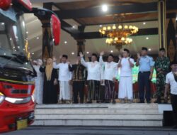 Sebanyak 79 Jemaah Haji Kloter 46 Diberangkatkan Dari Pendopo Kabupaten Jombang