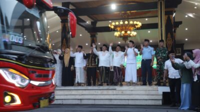 Sebanyak 79 Jemaah Haji Kloter 46 Diberangkatkan Dari Pendopo Kabupaten Jombang