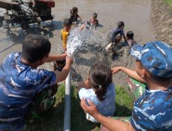 Keceriaan Anak-anak Menyambut Manfaat Sumur Bor TMMD Ke-125 Di Desa Kromong