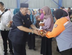 Memborong Tomat, Bupati Jombang Bantu Petani Dan Bagikan Ke Warga