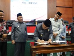 Rapat Paripurna DPRD, Bupati Jombang Warsubi Setujui Raperda Desa Sadar Hukum Menjadi Perda