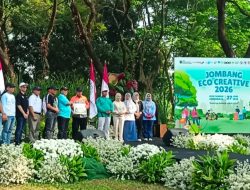 Bupati Warsubi Apresiasi Pejuang Lingkungan Jombang, Lima Petugas Kebersihan Dapat Hadiah Umrah di JEC 2026