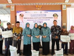 Raut Bahagia Warga Jombang Sambut Bantuan Pangan Beras 30 Kilogram Di Balai Desa Krembangan