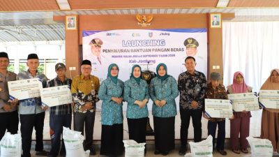 Raut Bahagia Warga Jombang Sambut Bantuan Pangan Beras 30 Kilogram Di Balai Desa Krembangan