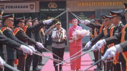 Tradisi Pedang Pora Iringi Pisah Sambut Kapolres Jombang