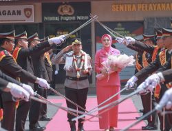 Tradisi Pedang Pora Iringi Pisah Sambut Kapolres Jombang